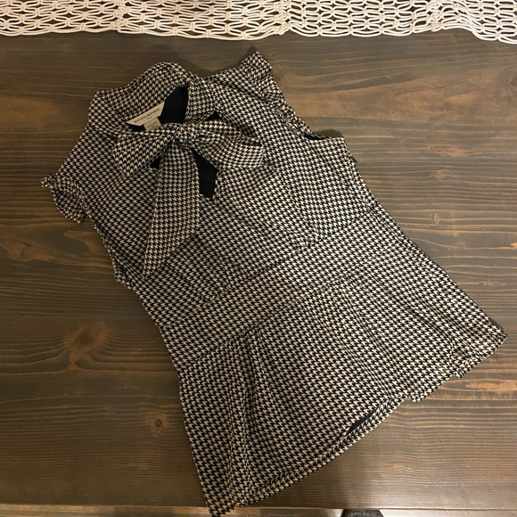 Banana Republic Tops - Banana Republic Tie Neck Houndstooth Top. Size Small